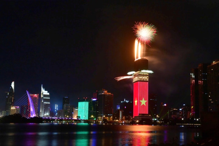 Pháo hoa rực rỡ giữa bầu trời thành phố Hồ Chí Minh chào năm mới Bính Ngọ 2026