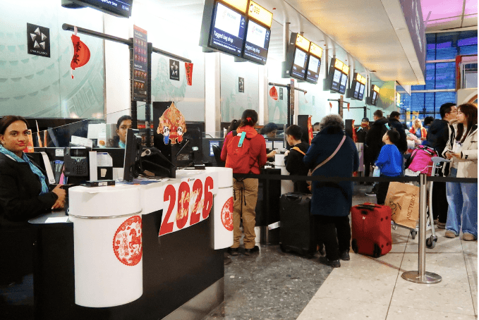 Biến nhà ga thành “không gian Tết”: Du khách từ London háo hức tới Trung Quốc
