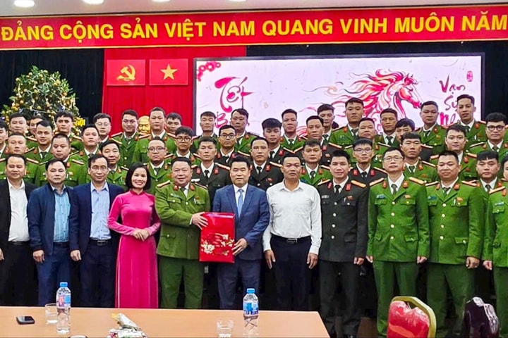 Lãnh đạo xã Hát Môn thăm, động viên các lực lượng trực đêm giao thừa