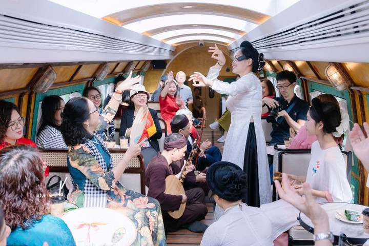  Đoàn tàu Hà Nội 5 cửa ô: Đánh thức ký ức Tết trong một không gian di động