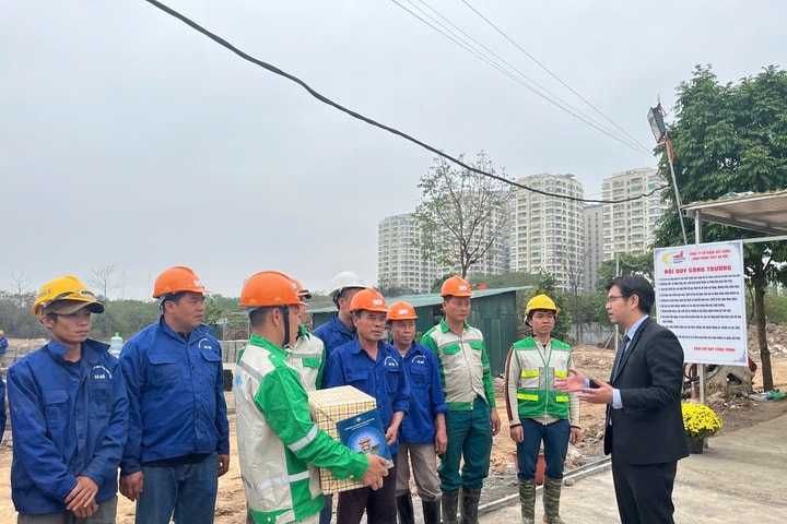 Chủ tịch LĐLĐ thành phố thăm, tặng quà công nhân thi công xuyên Tết