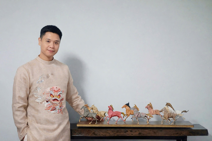 “Bát mã truy phong” và thông điệp chào năm mới của nghệ sĩ gấp giấy Origami