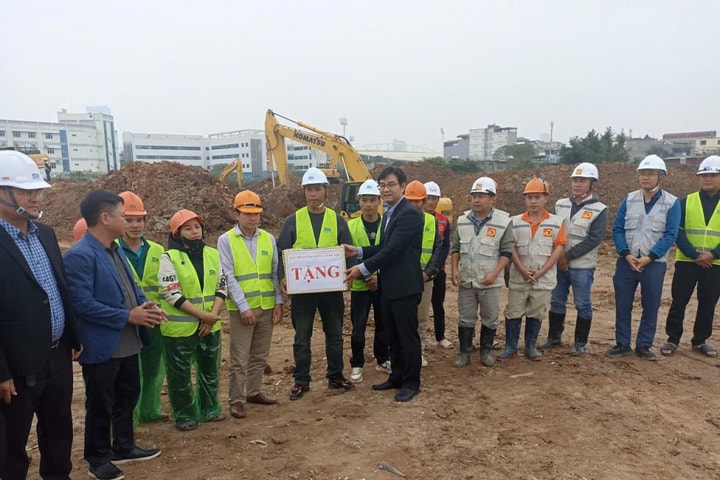 Chủ tịch LĐLĐ Hà Nội thăm, động viên công nhân thi công xuyên Tết
