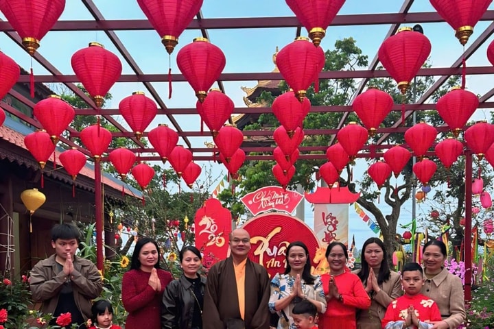 Người dân đi lễ chùa đầu năm, gửi gắm ước nguyện an lành