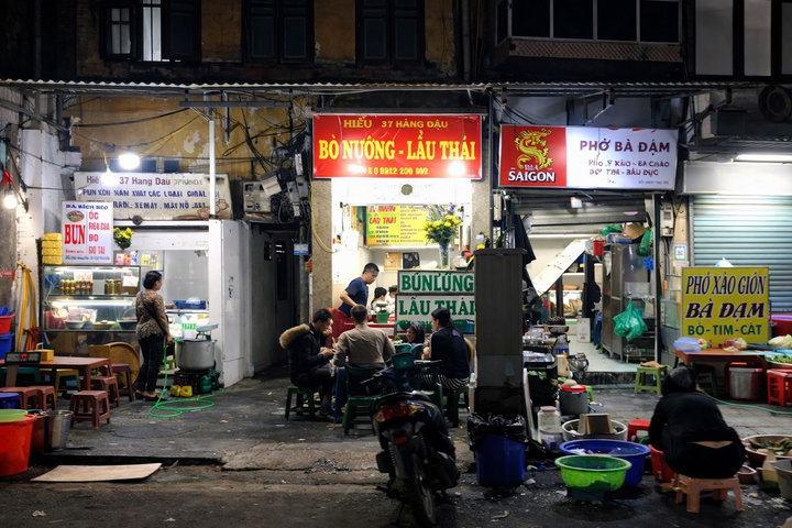 Tết đến, vỉa hè lại hóa quán nhậu