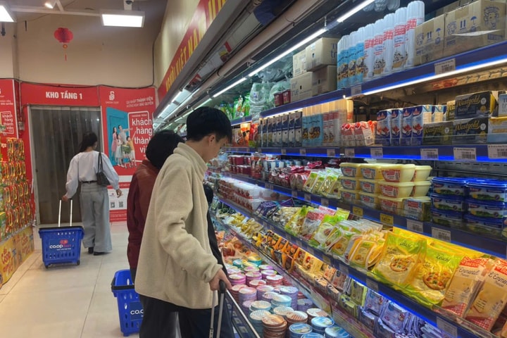 Mùng 4 Tết: Nguồn hàng dồi dào, thị trường vận hành ổn định