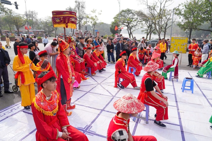 Rộn ràng lễ hội “Cờ người - Nét đẹp văn hóa truyền thống Việt” giữa Thủ đô
