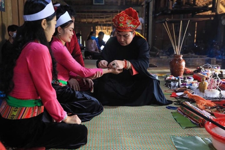 Buộc chỉ cổ tay - Nét văn hoá độc đáo của người dân tộc Mường 