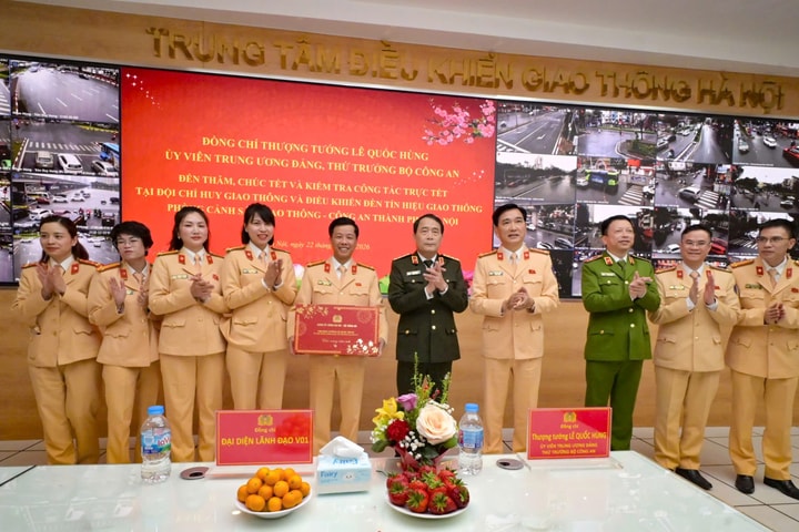 Thứ trưởng Bộ Công an thăm, chúc Tết Cảnh sát giao thông Hà Nội