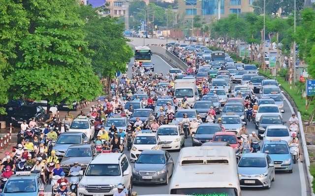 Thủ tướng: Không để xảy ra ùn tắc kéo dài trên các tuyến đường vào trung tâm Hà Nội và TP Hồ Chí Minh