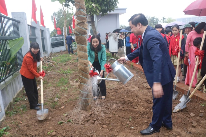 Tây Mỗ vận động người dân trồng và chăm sóc cây xanh