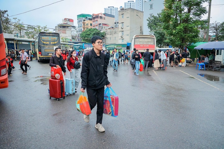 [Podcast] Tin tức ngày 22-2: Ngày cuối nghỉ Tết, bến xe, nhà ga kín khách