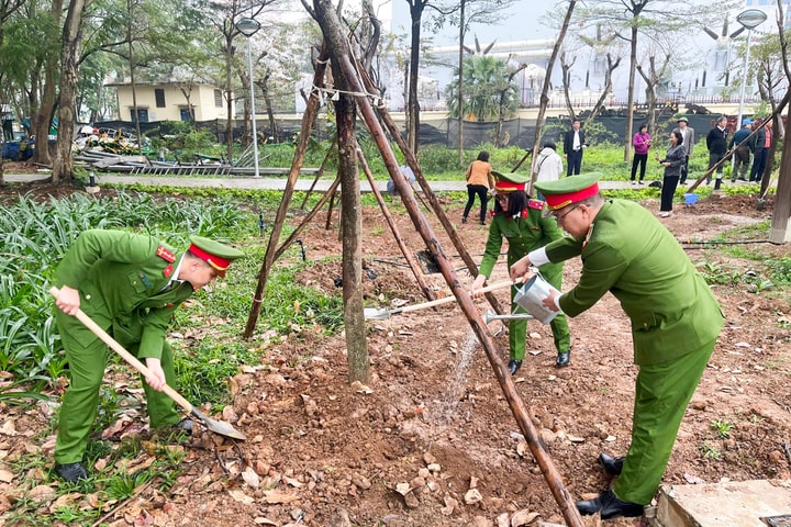 Tích cực hưởng ứng phong trào trồng cây đời đời nhớ ơn Bác Hồ trong lực lượng Công an Thủ đô