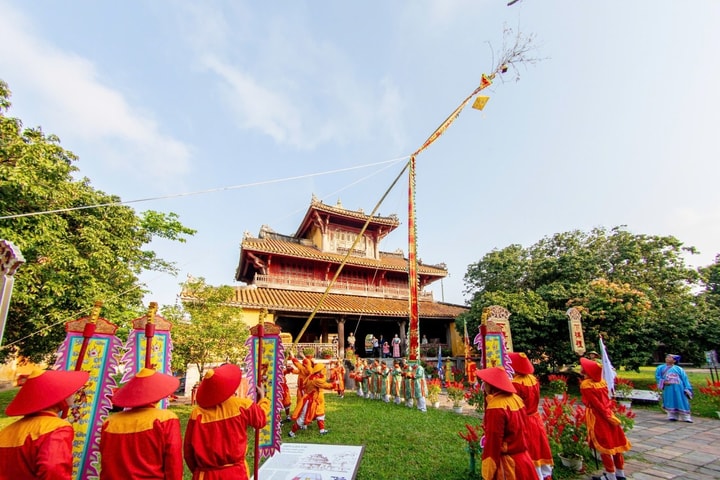 Hấp dẫn nghi lễ Hạ tiêu, Khai ấn đầu Xuân Bính Ngọ tại Huế