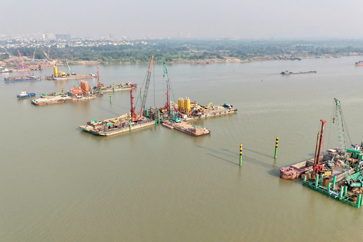 Tăng tốc đầu xuân trên các công trình cầu vượt sông Hồng