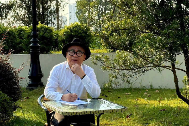 Bài thơ “Cạm bẫy tình” nhìn thẳng vào “mê cung” cảm xúc bằng lăng kính hóm hỉnh 