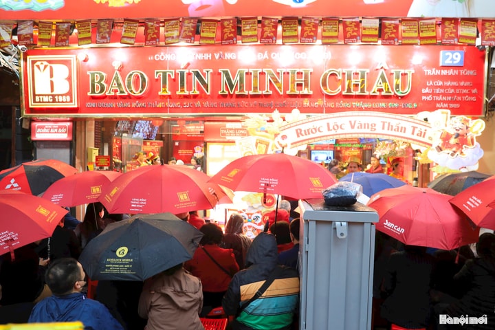 Người dân đội mưa chờ mua vàng ngày vía Thần Tài