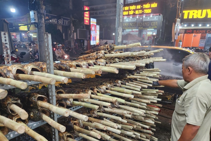 Đỏ lửa xuyên đêm nướng hàng ngàn cá lóc cho ngày vía Thần Tài