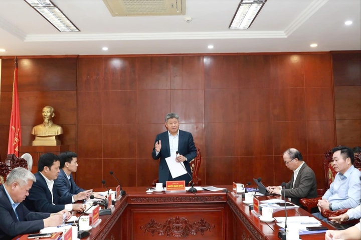 Phó Chủ tịch UBND thành phố Nguyễn Mạnh Quyền làm việc với Sở Nông nghiệp và Môi trường Hà Nội
