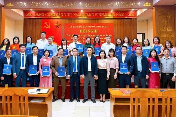 Phường Thanh Liệt công bố quyết định chuyển 29 cán bộ, công chức cấp xã thành công chức