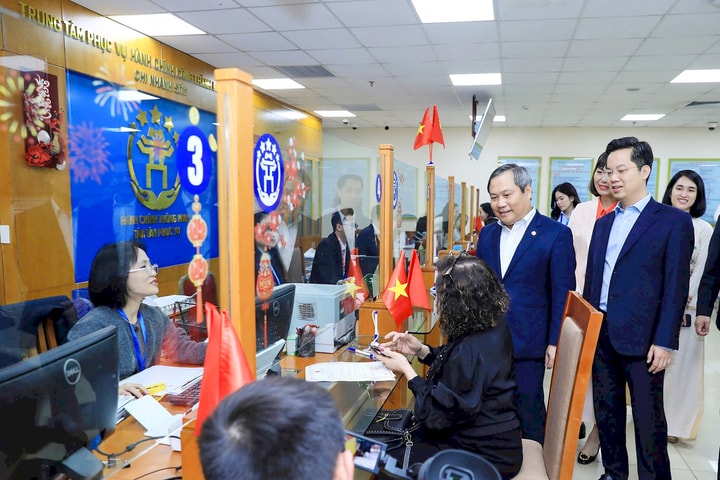 Nhịp đập hối hả của trái tim Thủ đô những ngày đầu năm mới