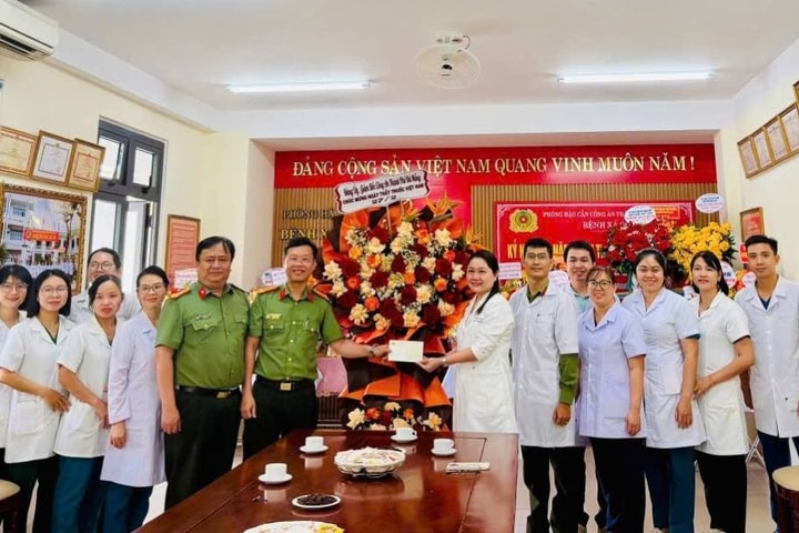 Những chiến sĩ Công an khoác blouse trắng