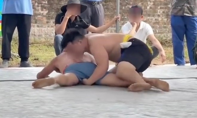 Chính quyền xã Kim Anh (Hà Nội) thăm hỏi, động viên gia đình đô vật tử vong khi tham gia lễ hội