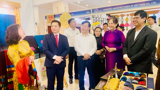 Hội chợ hàng công nghiệp nông thôn tiêu biểu phục vụ du khách tại Đền Hạ Ba Vì