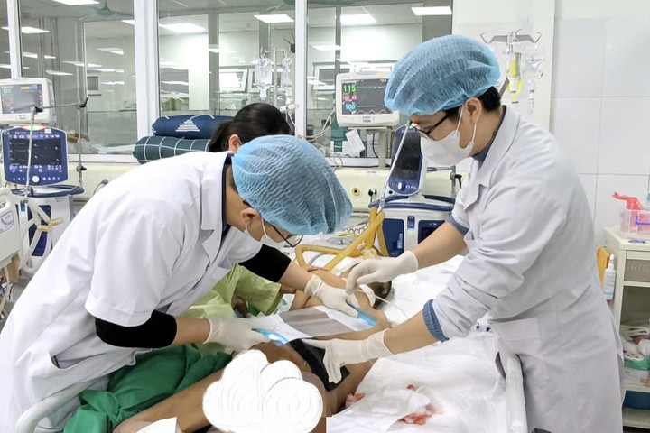 Nguy kịch vì nhiễm khuẩn nặng từ một nốt mụn nhỏ