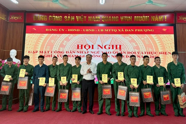 Xã Đan Phượng gặp mặt, động viên thanh niên lên đường nhập ngũ