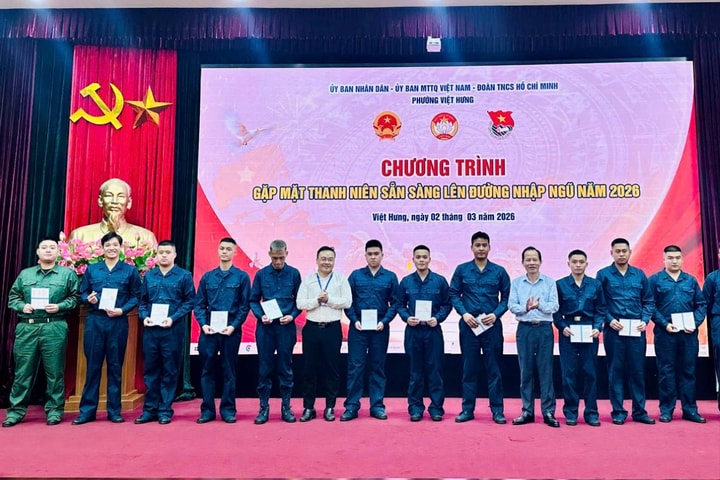 Phường Việt Hưng trao sổ tiết kiệm tặng thanh niên lên đường nhập ngũ