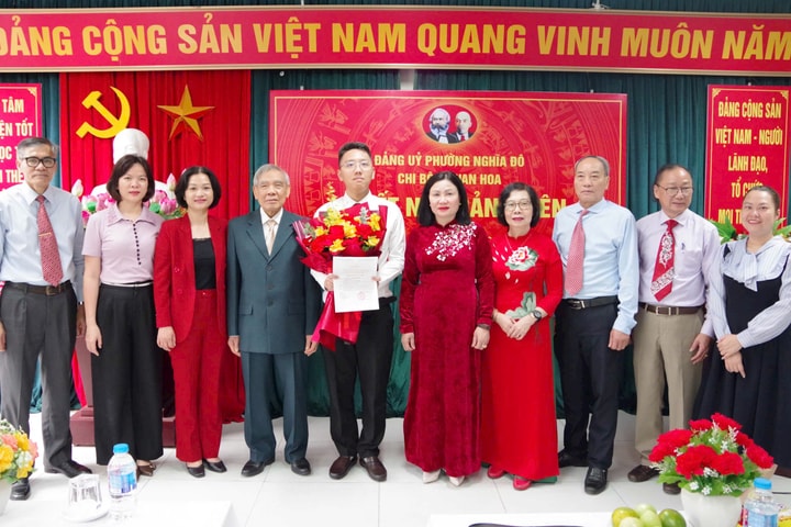 Nghĩa Đô kết nạp đảng viên trẻ