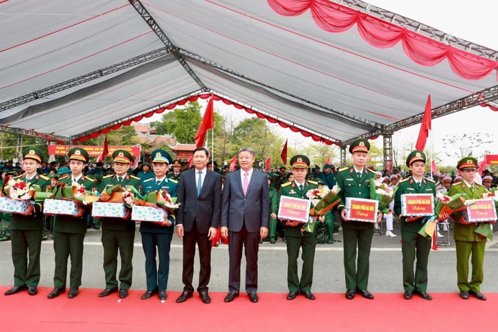 Các đồng chí lãnh đạo thành phố Hà Nội thắp lửa - nổi trống giao quân năm 2026 tại Điểm giao quân số 3