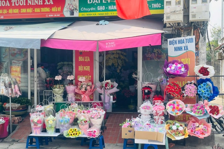 Thị trường hoa 8-3: Hoa tươi tăng giá nhẹ, hoa lụa thiết kế cầu kỳ hút khách