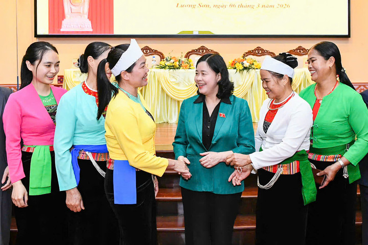 Đồng chí Bùi Thị Minh Hoài cùng các ứng cử viên đại biểu Quốc hội khóa XVI tiếp xúc cử tri tại Phú Thọ