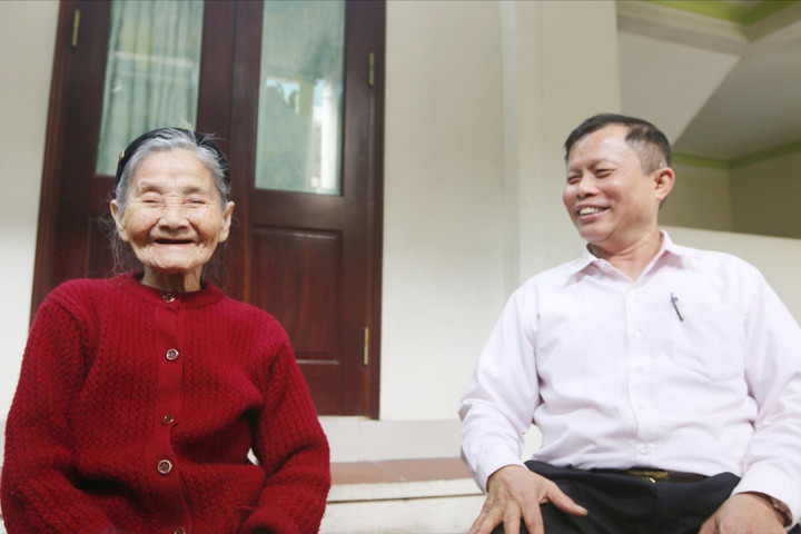 Niềm vui của người đi qua hơn một thế kỷ khi cầm lá phiếu bầu cử