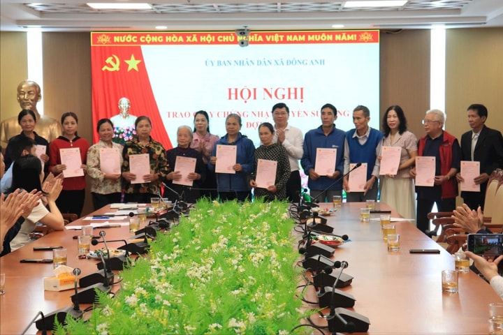 Xã Đông Anh bàn giao giấy chứng nhận quyền sử dụng đất lần đầu cho 24 hộ dân