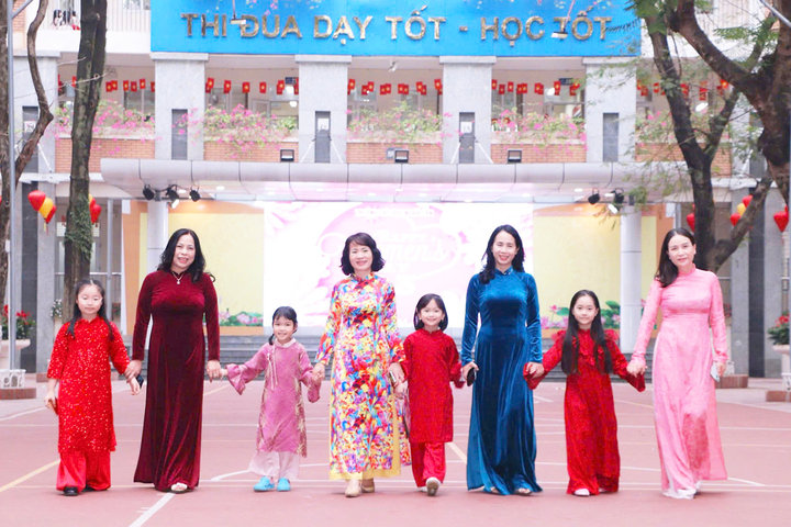 Phụ nữ Thủ đô thướt tha trong tà áo dài truyền thống