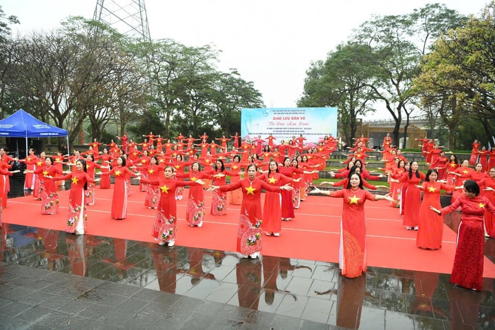 Phụ nữ Yên Sở sôi nổi đồng diễn dân vũ