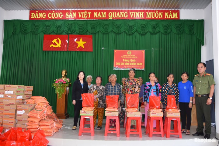 Công an tỉnh Lâm Đồng trao 100 phần quà cho gia đình chính sách