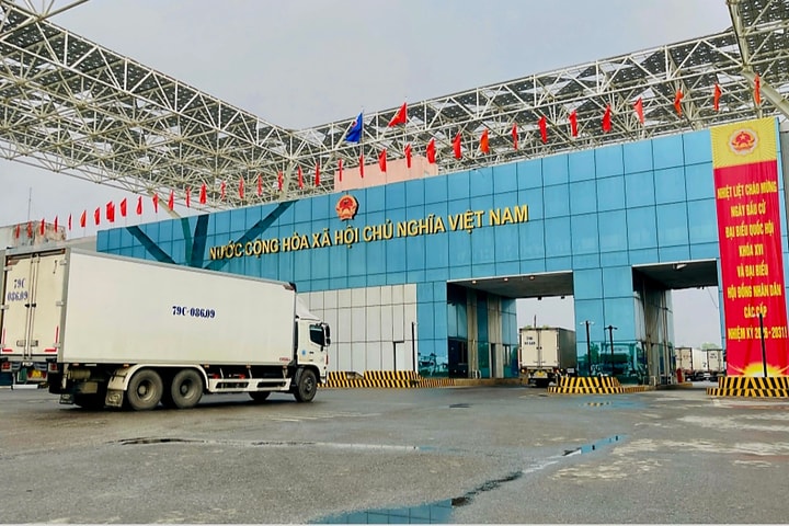 Gần 700 tấn hàng hóa thông quan sau 2 ngày thí điểm cuối tuần tại cửa khẩu Móng Cái