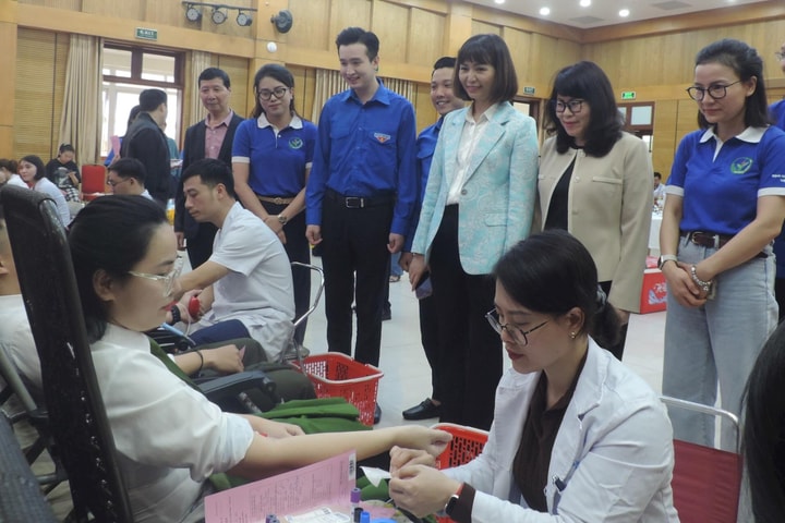 Khởi động Tháng Thanh niên, người trẻ Hoàn Kiếm cùng nhau hiến máu tình nguyện