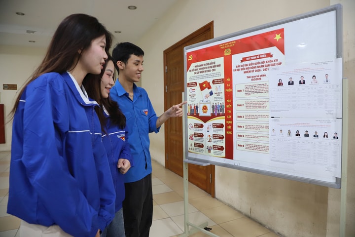 Cử tri trẻ phường Kiến Hưng gửi gắm niềm tin trong lá phiếu đầu tiên