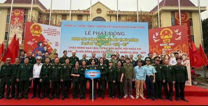 Cựu chiến binh phường Định Công tích cực tham gia chuẩn bị bầu cử