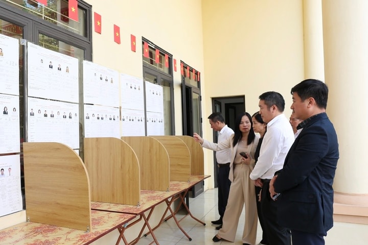 Thường trực Đảng uỷ xã Sóc Sơn kiểm tra công tác chuẩn bị bầu cử