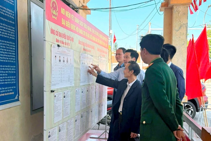 Bí thư Đảng ủy xã Gia Lâm Nguyễn Việt Hà kiểm tra công tác bầu cử trên địa bàn