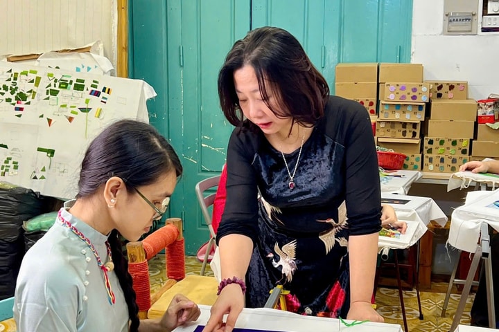 Nữ họa sĩ Hà Nội dạy thêu len miễn phí, mở lối sinh kế cho người trẻ khuyết tật