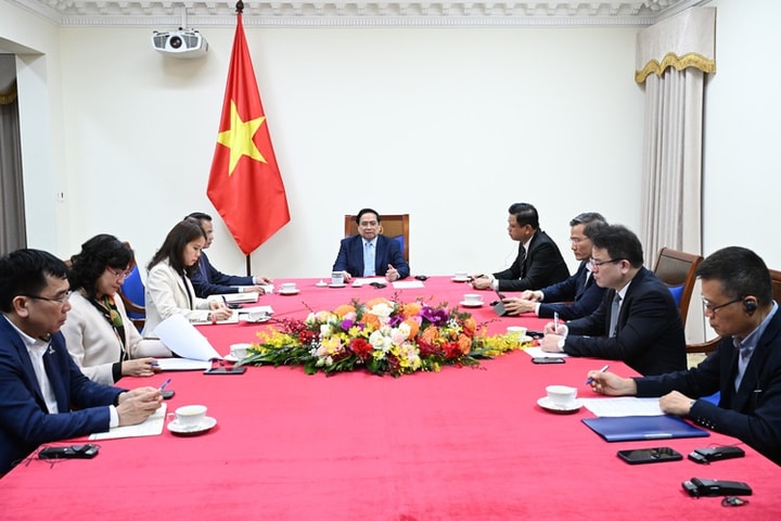 Thủ tướng Phạm Minh Chính điện đàm với Thủ tướng kiêm Bộ trưởng Ngoại giao Qatar