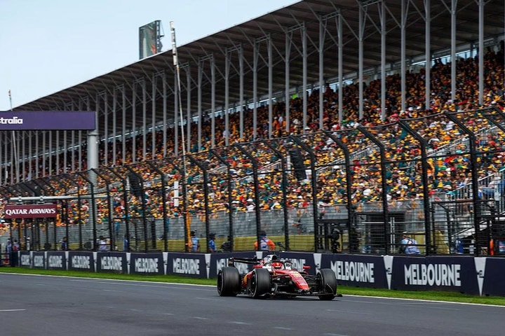 Lewis Hamilton tin Ferrari có thể cạnh tranh ngôi vô địch F1 với Mercedes