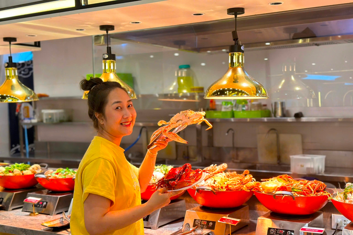 Khi các bà nội trợ Hà Nội chọn Buffet Poseidon thay bếp nhà